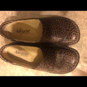 Alegria brown floral pattern 38